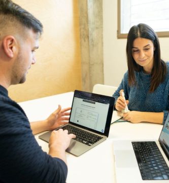 Descubre Astro, el framework revolucionario que optimiza el desarrollo web. Aprende cómo funciona, sus ventajas y la integración con React, Vue y Svelte para crear sitios ultra rápidos y optimizados para SEO. ¡Explora el futuro del desarrollo web hoy!